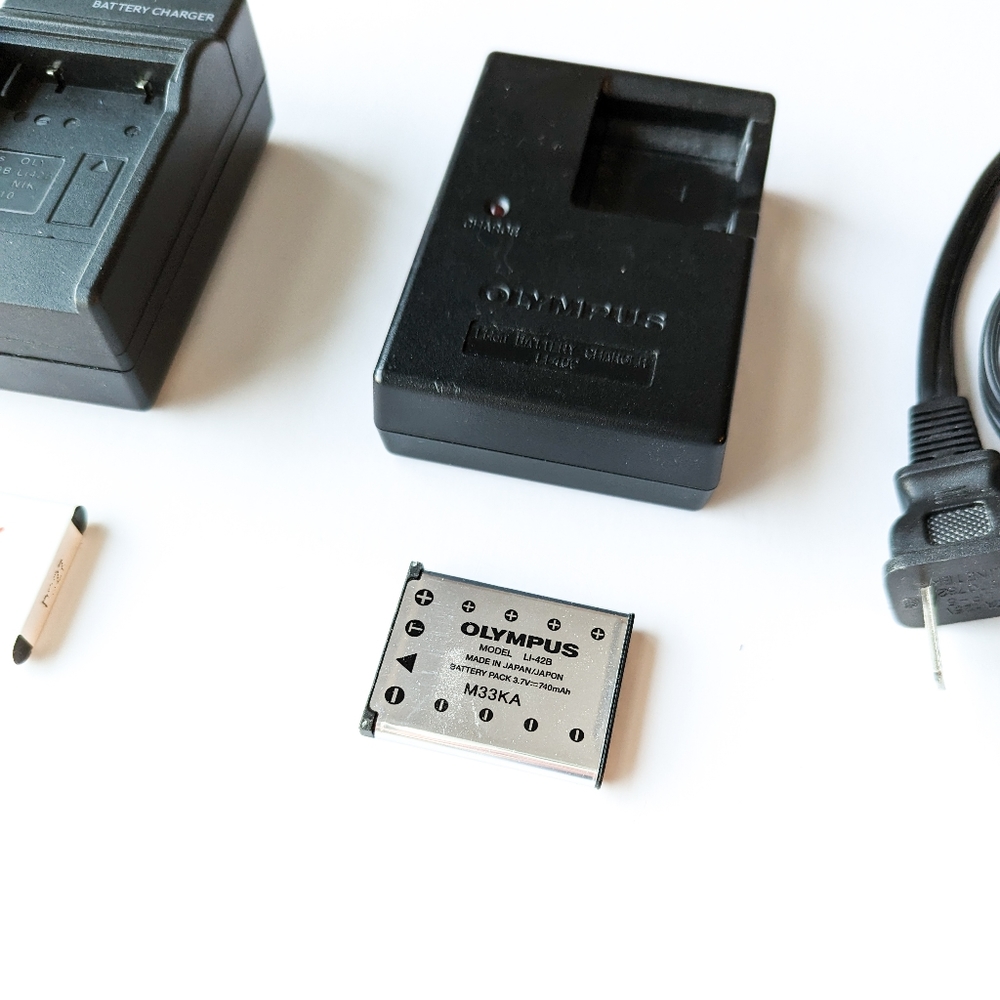 Olympus Charger & Accessory Bundle - Picture 2 of 4